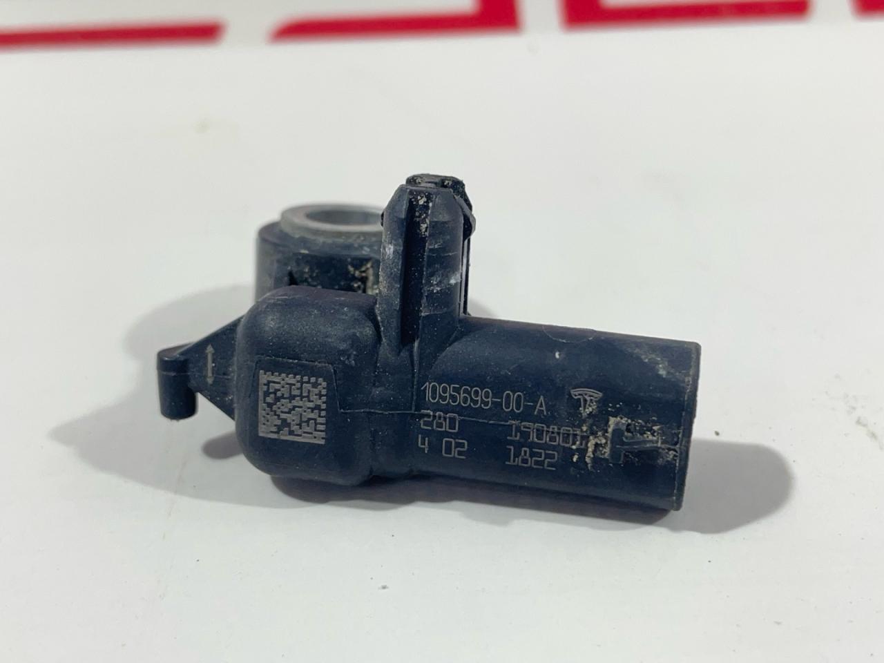 датчик удара Tesla Model 3 1 поколение 2019, 1095699-00-A - фото №1