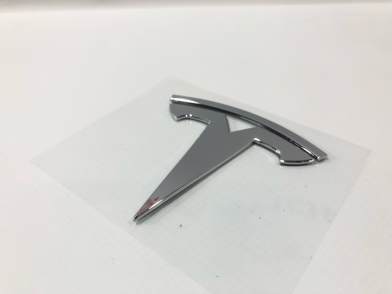 эмблема Tesla Model 3 1 поколение 2020, 1494950-00-A - фото №1