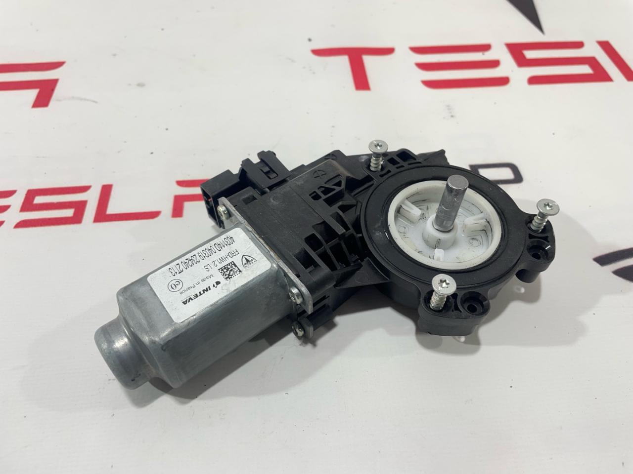 Привод (моторчик) стеклоподъемника передней правой Tesla Model 3 1 поколение 2019, 1092147-00-D, 1096621-14-J - фото №1