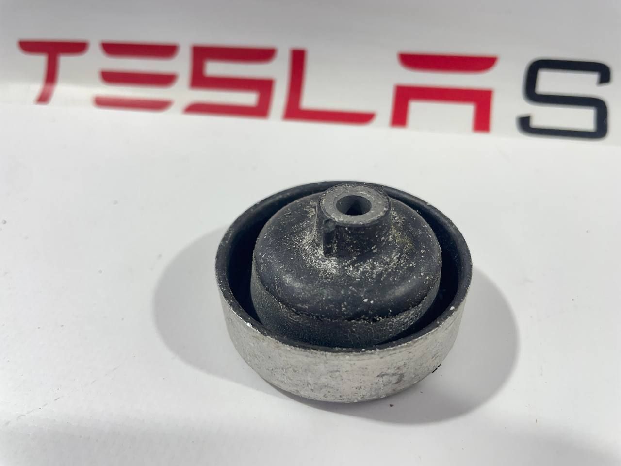 Сайлентблок кронштейна компрессора кондиционера Tesla Model 3 1 поколение 2020, 1506443-00-D, 1500696-00-B - фото №1