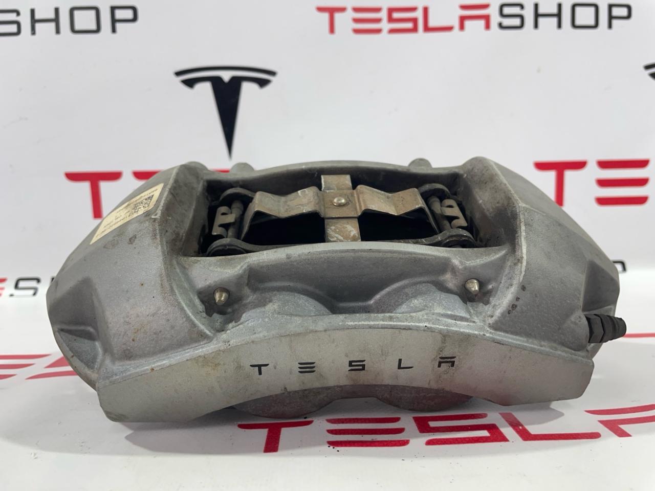 суппорт передний правый Tesla Model 3 1 поколение 2019, 1044722-00-D, 1044622-00-E - фото №1