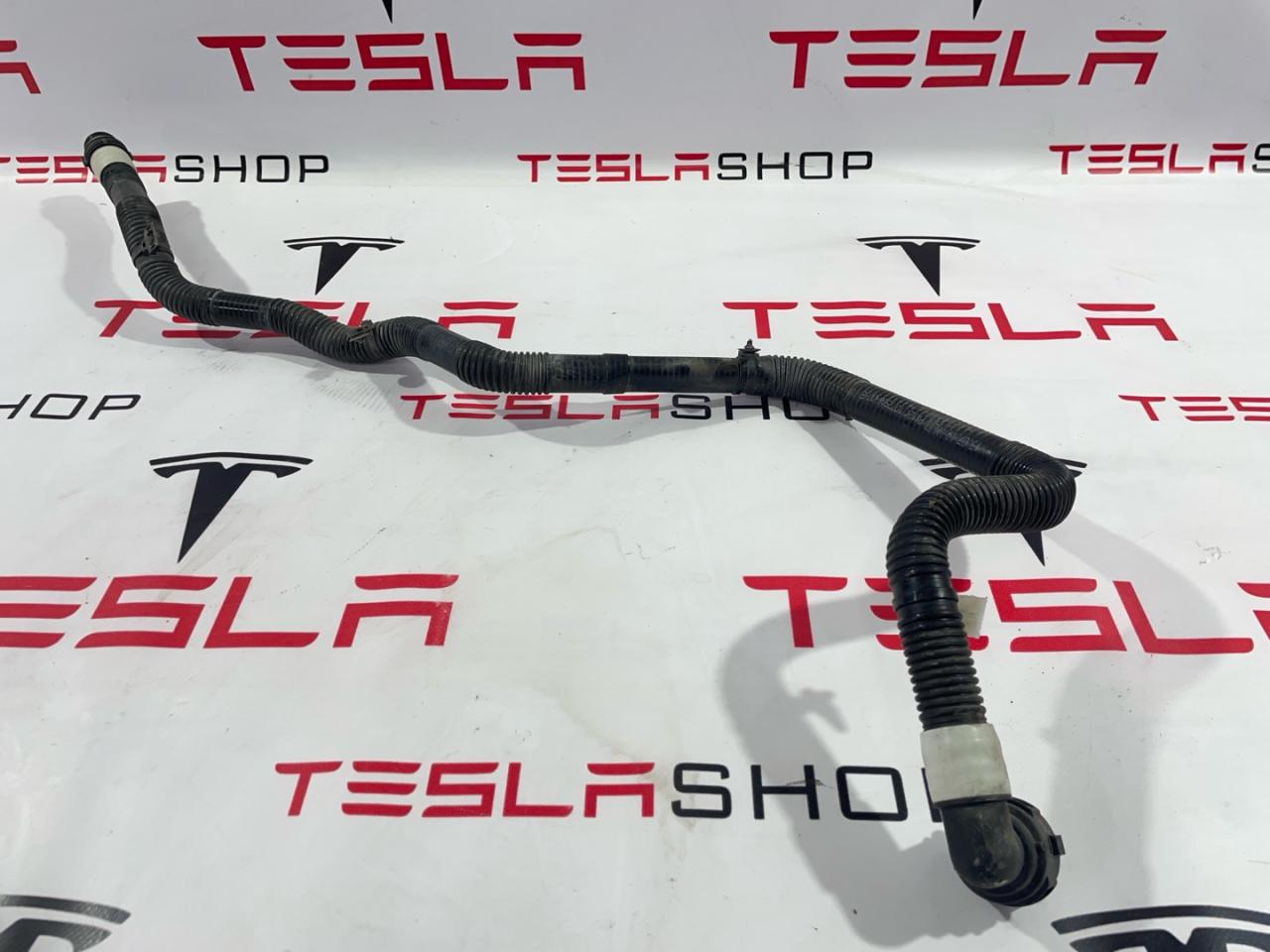 Патрубок системы охлаждения основной батареи Tesla Model 3 1 поколение 2019, 1077586-00-C - фото №1