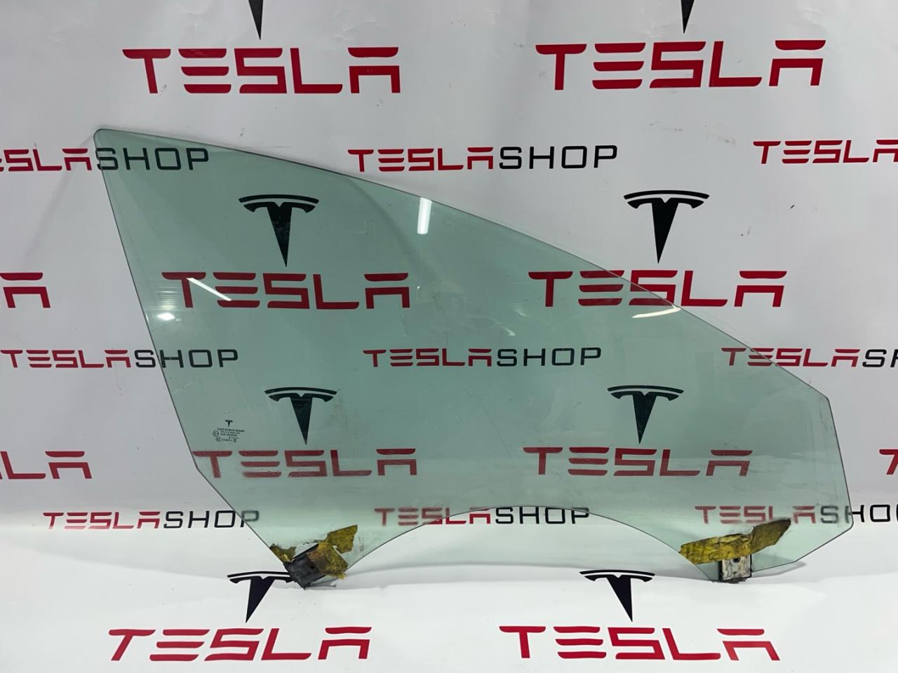 стекло двери передней правой Tesla Model 3 1 поколение 2019, 1077901-99-A - фото №1