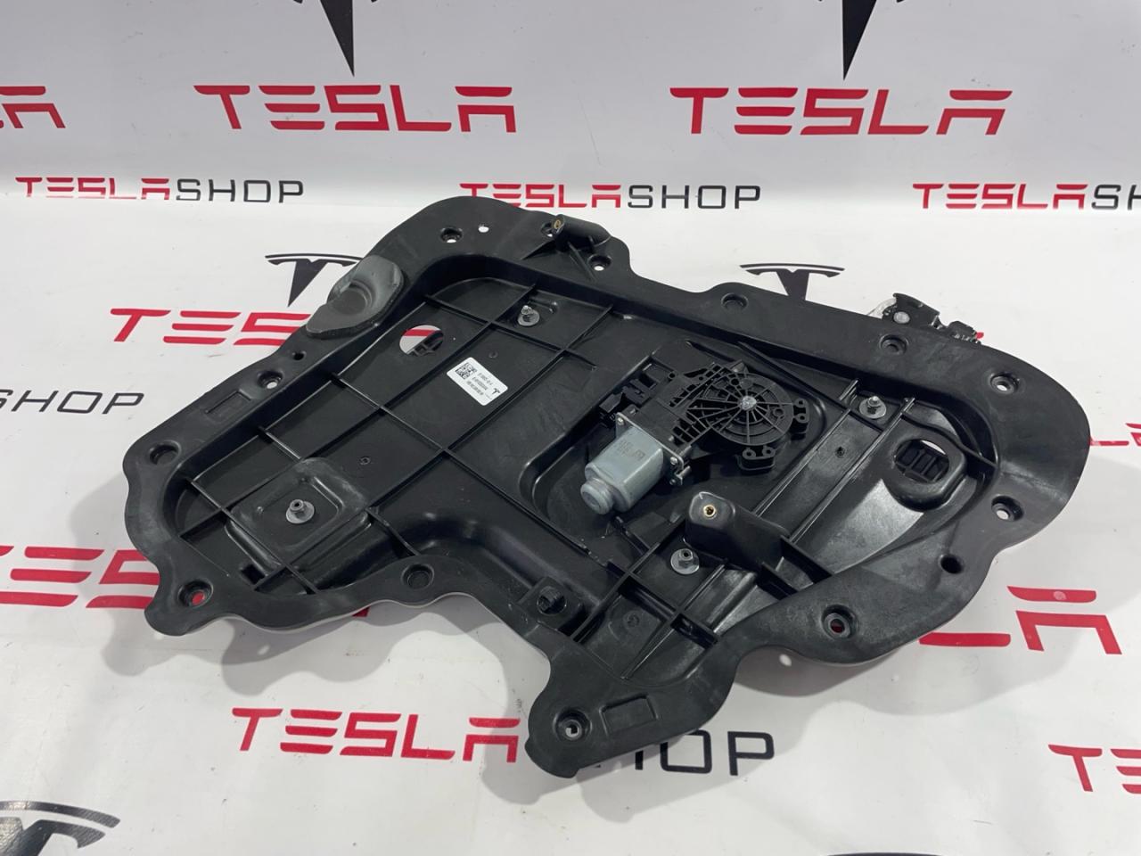 стеклоподъемник задний правый Tesla Model 3 1 поколение 2019, 109662399J, 1096623-99-H, 1096623-00-K - фото №1