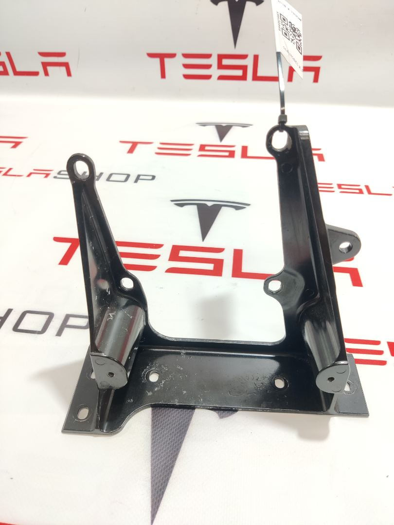 Кронштейн накладки, стойки В Tesla Model X 1 поколение 2016, 1052517-00-H - фото №1
