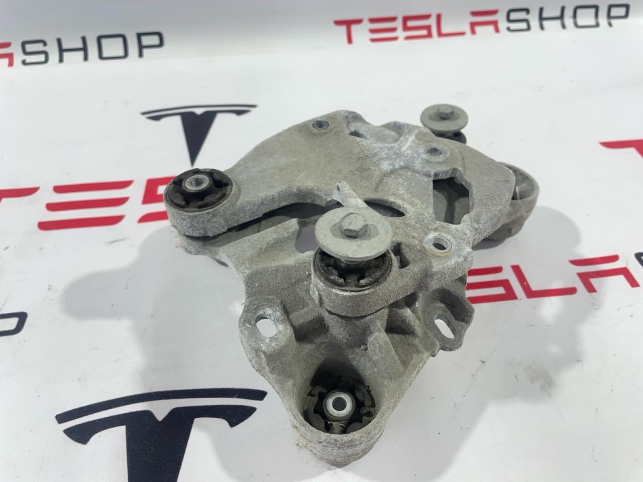 кронштейн компрессора кондиционера Tesla Model 3 1 поколение 2019, 1122968-00-B, 1110711-00-B - фото №1