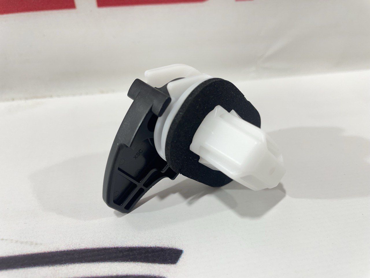 Клипса крепления заднего сиденья Tesla Model 3 1 поколение 2022, 1099583-00-C - фото №1