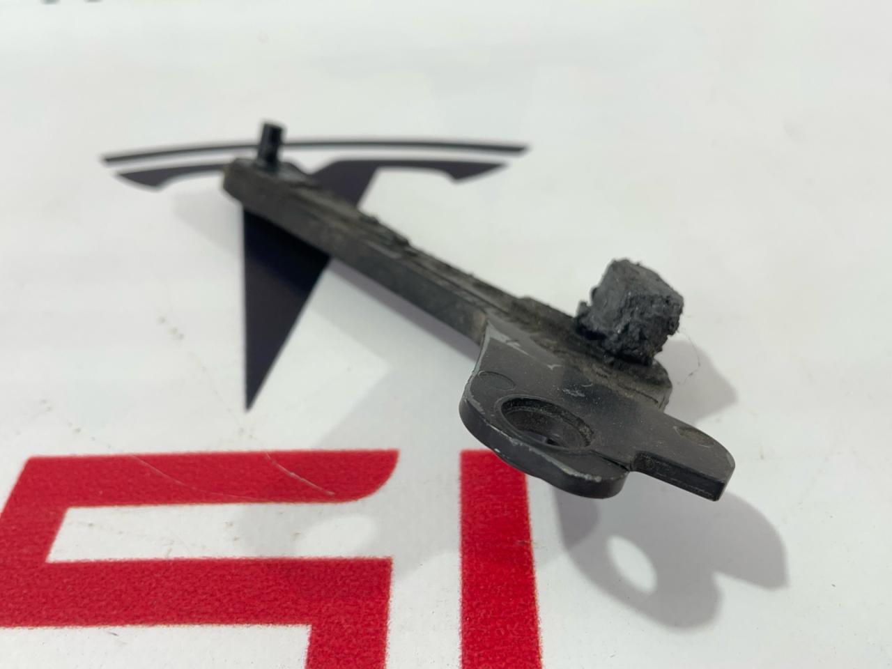 Кронштейн направляющая люка Tesla Model S 1 поколение 2013, 6008664-00-E - фото №1
