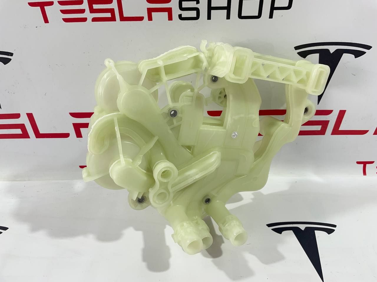 бачок кондиционера Tesla Model 3 1 поколение 2022, 1752119-03-B, 1591414-00-A, 1549902-00-C, 1750119-00-A, 1613703-00-B, 1752119-00-A, 1594005-00-A, 1588298-00-A - фото №1