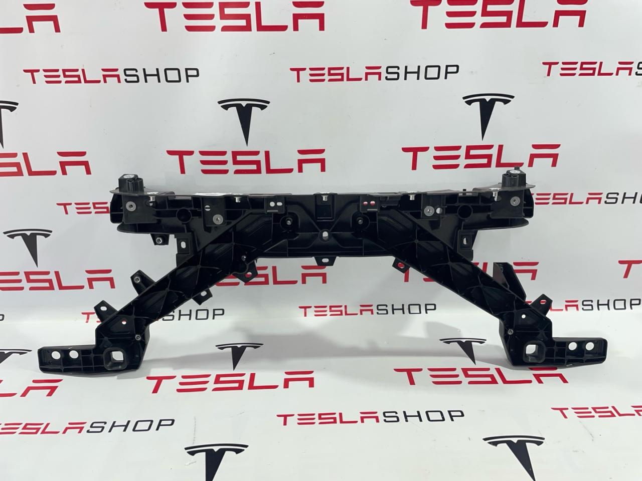передняя панель крепления облицовки (телевизор) Tesla Model 3 2 поколение 2024, 1711743-00-A - фото №1