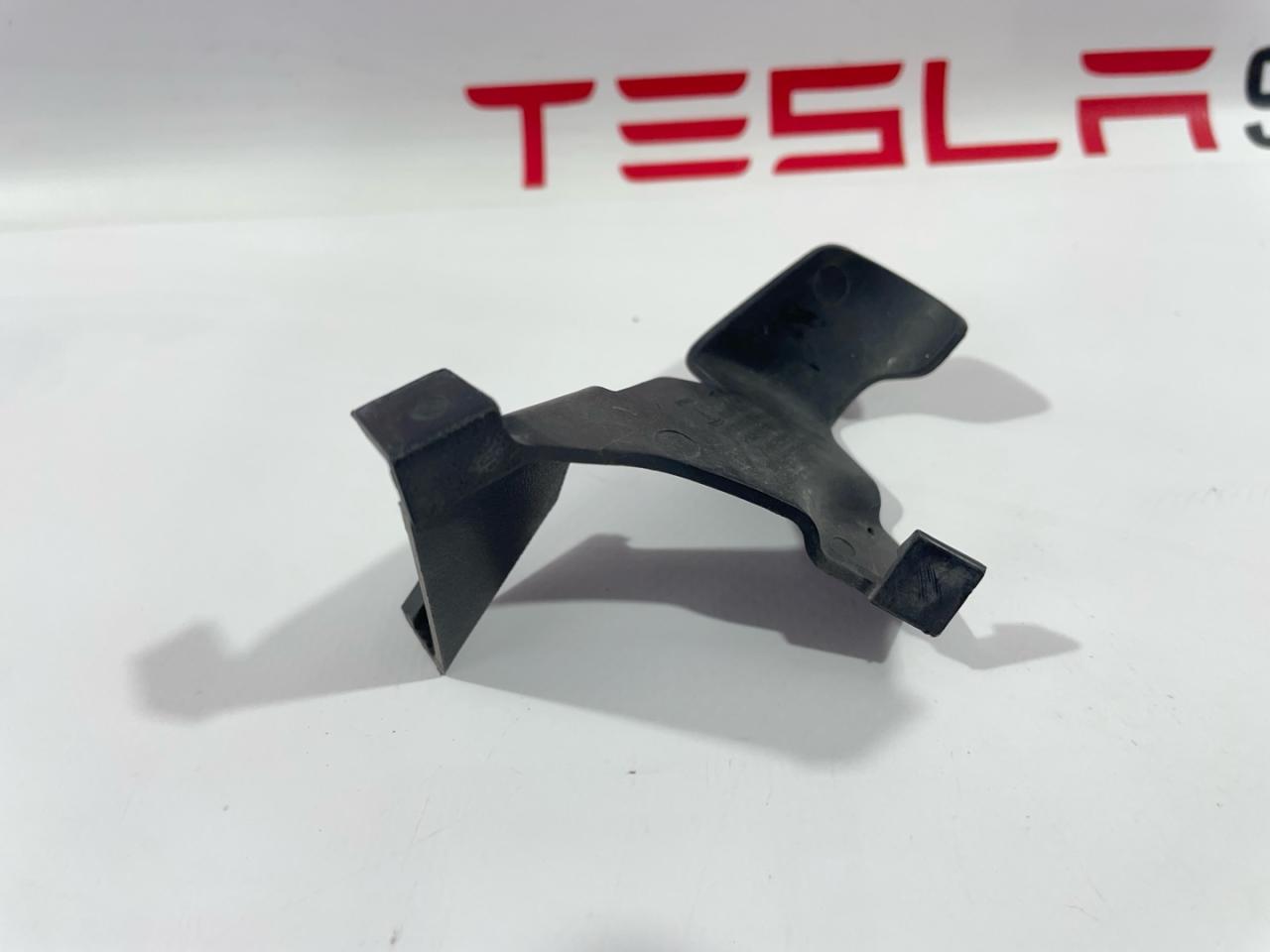 Накладка декоративная петли капота Tesla Model 3 1 поколение 2019, 1112071-00-A - фото №1