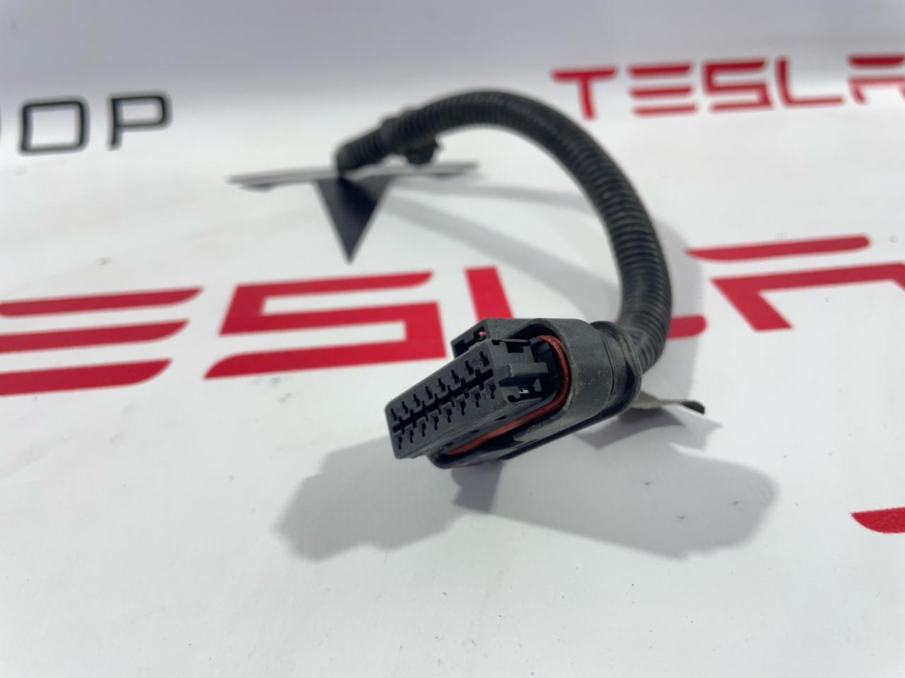 разъем (фишка) проводки Tesla Model 3 1 поколение 2019, 106796100E, 1567964-02-A - фото №1