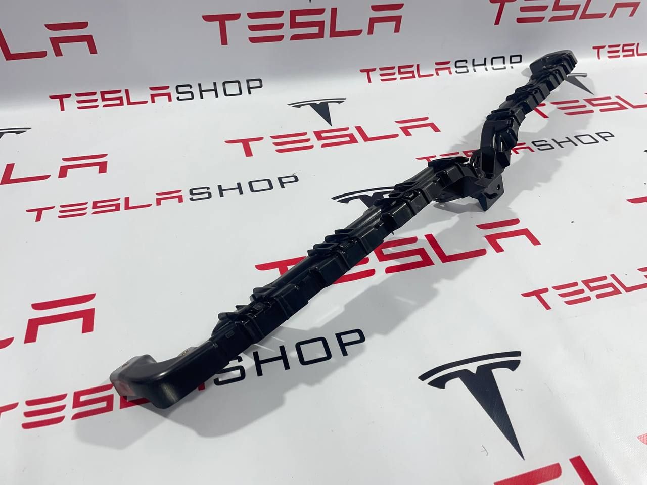 Кронштейн гриля направляющая бампера переднего Tesla Model X 1 поколение 2019, 1055069-00-E - фото №1