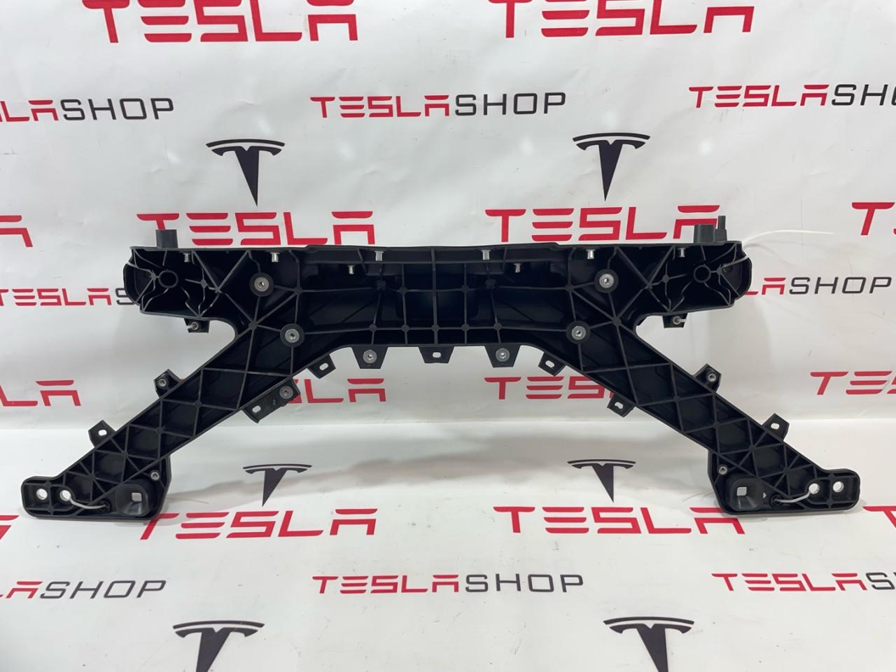 передняя панель крепления облицовки (телевизор) Tesla Model 3 1 поколение 2022, 1110240-00-B, 1118289-00-J, 1083501-00-B - фото №1