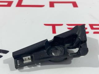 Кронштейн крепления панели щеток стеклоочистителя Tesla Model 3 1 поколение 2019, 1118934-00-B