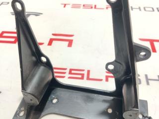 Кронштейн накладки, стойки В Tesla Model X 1 поколение 2019, 1052517-00-H