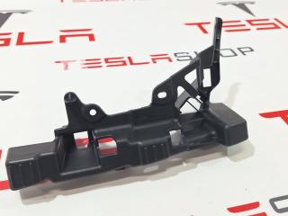 Кронштейн накладки, стойки C Tesla Model X 1 поколение [рестайлинг] 2022, 1053724-00-B