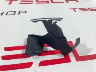 Накладка декоративная петли капота Tesla Model 3 1 поколение 2019, 1112071-00-A