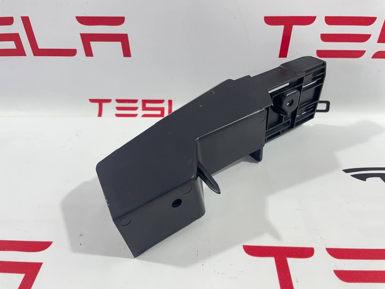 кронштейн передней панели (телевизора) Tesla Model 3 2 поколение 2025, 1711755-00-C - фото №1