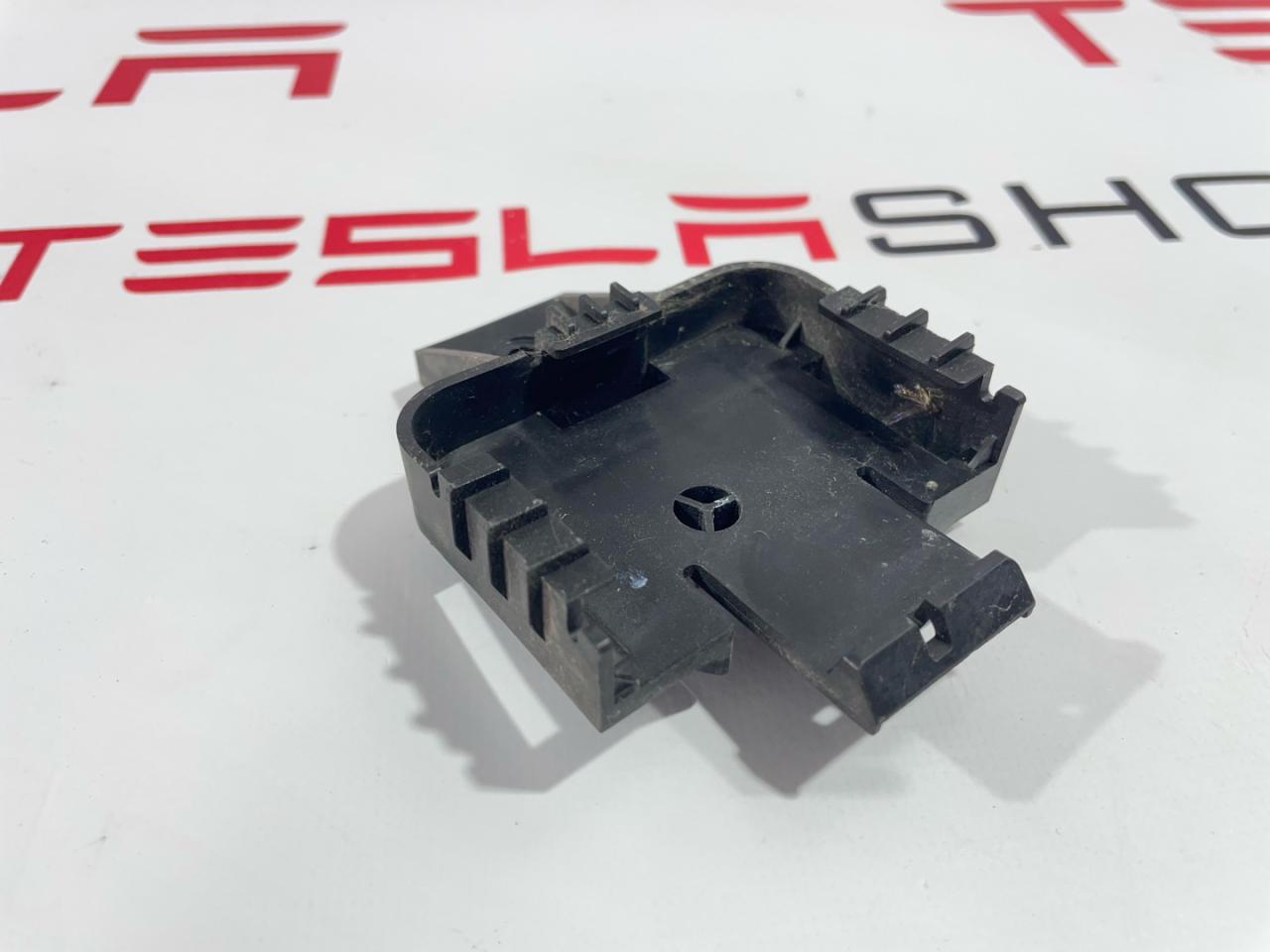 Кронштейн крепления модуля Homelink Tesla Model 3 1 поколение 2019, 1098355-00-B - фото №1