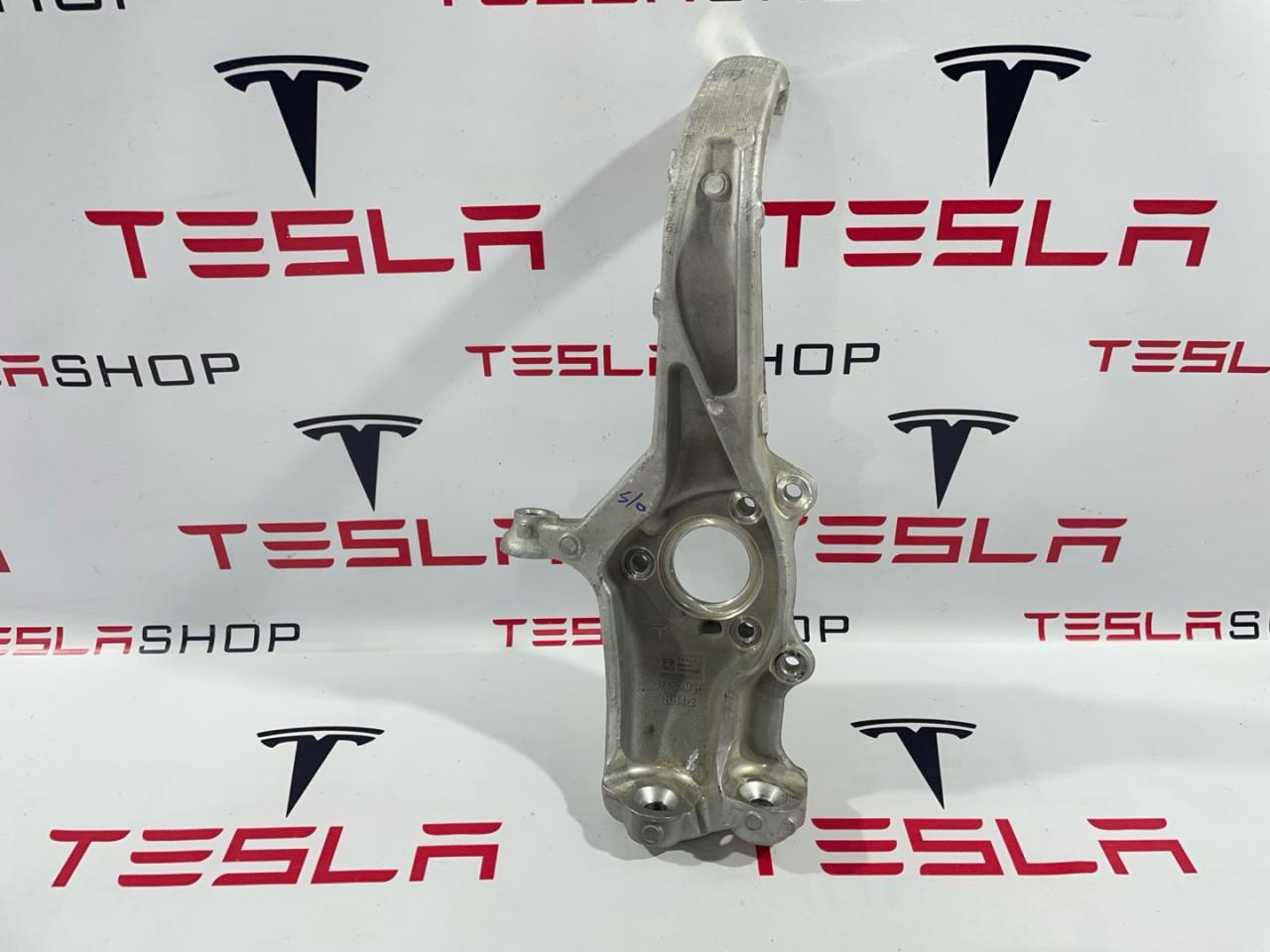 кулак поворотный правый Tesla Model 3 2 поколение 2025, 1344316-00-E - фото №1