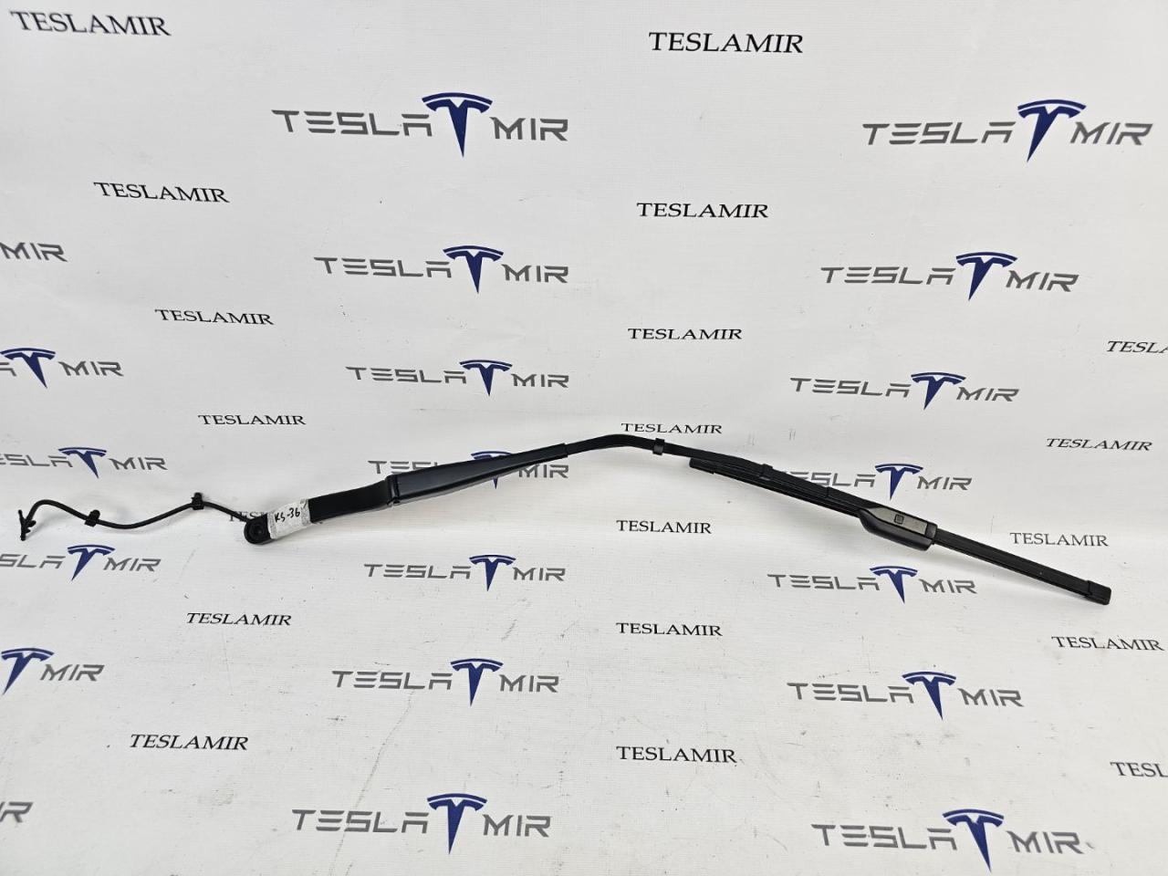 щеткодержатель (поводок стеклоочистителя, дворник) Tesla Model 3 1 поколение 2023, 1076729-00, 1076731-00, 1076727-00, 1621687-00 - фото №1