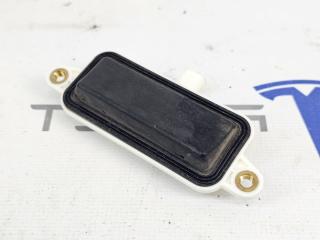 кнопка открытия багажника Tesla Model S 1 поколение [2-й рестайлинг] 2022, 1693785-00