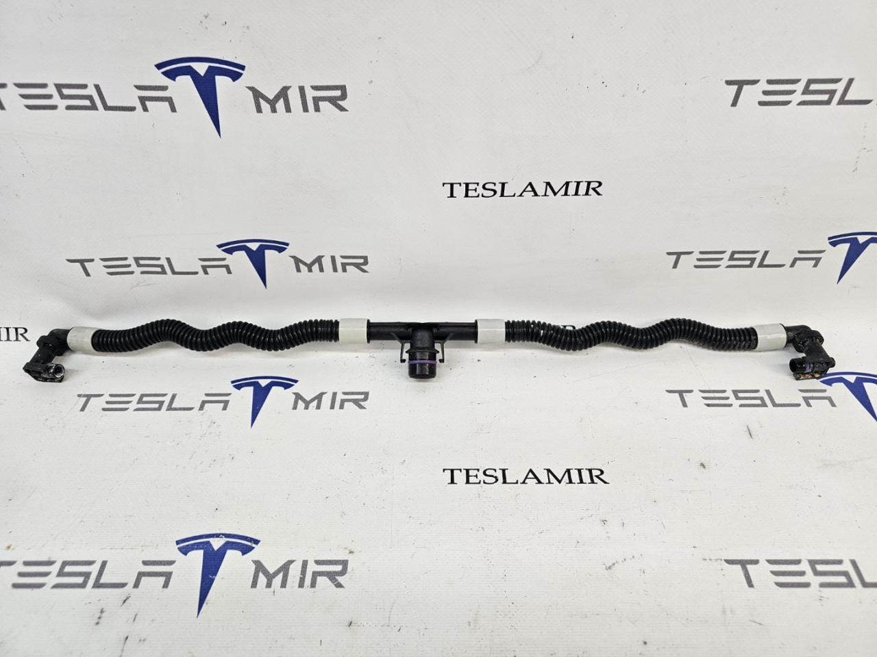 Патрубок системы охлаждения пластиковый Tesla Model 3 1 поколение 2022, 1521567-00 - фото №1