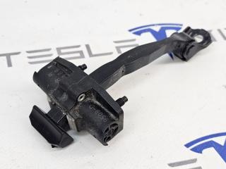ограничитель открывания двери задней Tesla Model 3 2 поколение 2024, 1089509-00