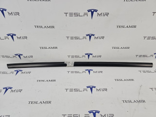 молдинг двери передней левой Tesla Model Y 1 поколение 2021, 1495710-00