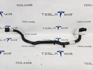 Патрубок системы охлаждения пластиковый Tesla Model S 1 поколение [2-й рестайлинг] 2022, 1588905-00