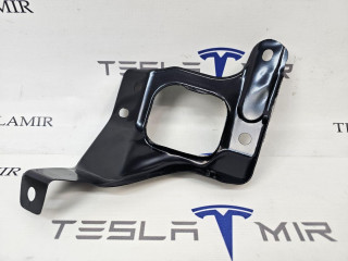 крепление ( кронштейн ) крыла Tesla Model 3 1 поколение 2020, 1086017-00