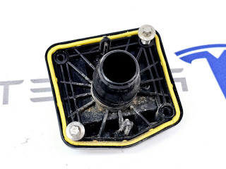 Переходник патрубка системы охлаждения основной батареи (штуцер) Tesla Model 3 1 поколение 2020, 1090365-00