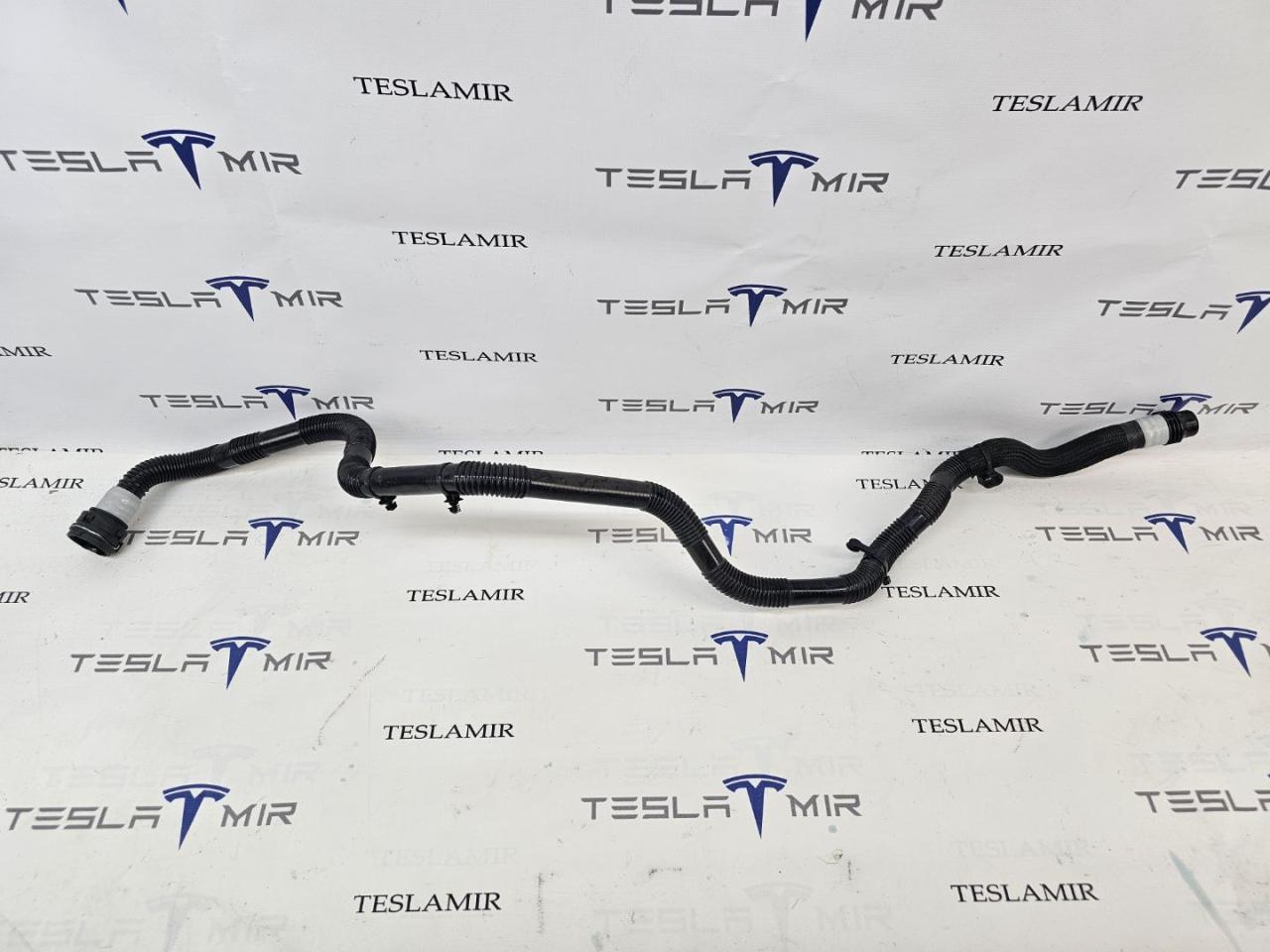Патрубок системы охлаждения пластиковый передний Tesla Model Y 1 поколение 2025, 1501334-00, 1647666-00 - фото №1