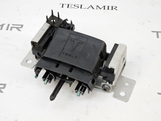 Крышка-фиксатор низковольтного разъёма высоковольтной батареи Tesla Model X 1 поколение 2018, 1003311-00