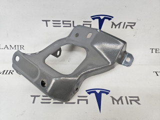 крепление ( кронштейн ) крыла Tesla Model 3 1 поколение 2020, 1086017-00