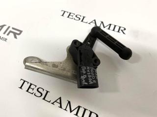 Датчик уровня пневмоподвески (положения кузова) передний правый Tesla Model S 1 поколение [рестайлинг] 2018, 1058358-03, 1027946-00, 1072447-82, 1036885-00