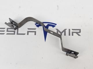 кронштейн крепления подкрылка переднего правого Tesla Model 3 1 поколение 2022, 1104541-00