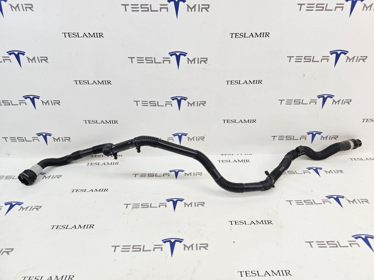 Патрубок системы охлаждения пластиковый передний Tesla Model 3 2 поколение 2025, 1501334-00, 1647666-00 - фото №1