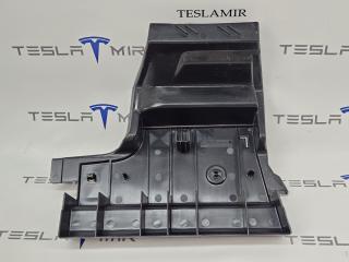 Кронштейн крепления обшивки багажника левый Tesla Model 3 1 поколение 2023, 1470967-00
