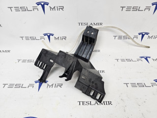 Крышка (кронштейн) блока предохранителей Tesla Model X 1 поколение 2018, 1046331-00