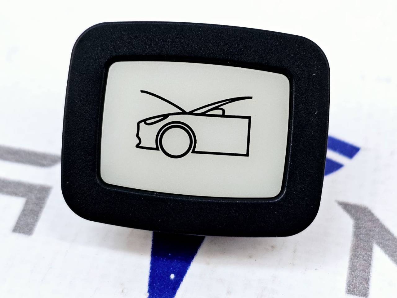 Кнопка аварийного открытия капота (из корыта) Tesla Model Y 1 поколение 2021, 1516185-00, 1647410-00 - фото №1