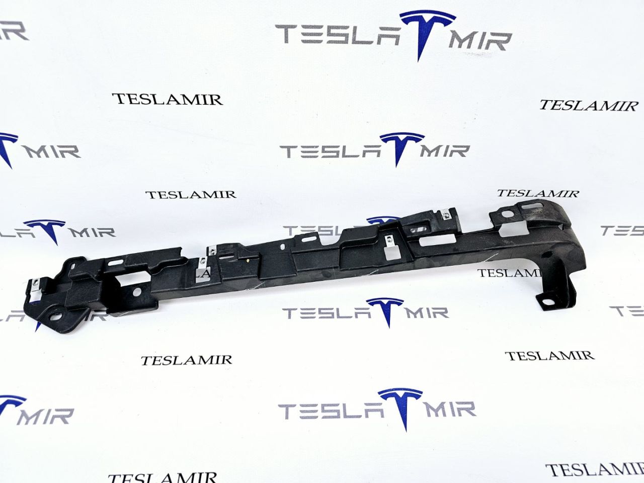 Кронштейн крепления обшивки багажника правый Tesla Model X 1 поколение 2018, 1080709-00, 1073312-00 - фото №1