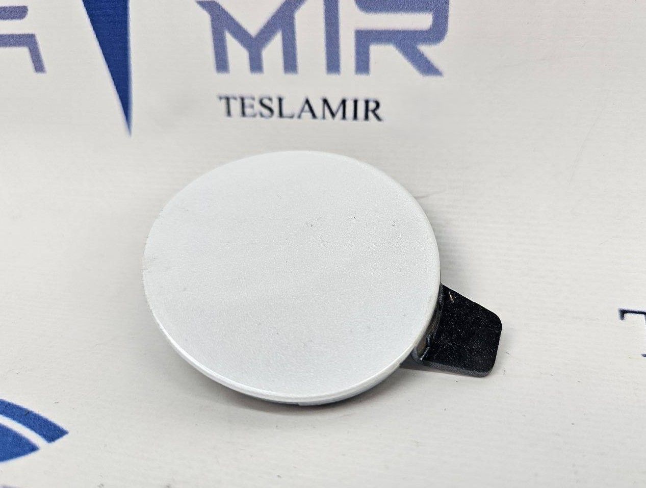 заглушка переднего бампера под крюк Tesla Model Y 1 поколение 2022, 1493746-00 - фото №1