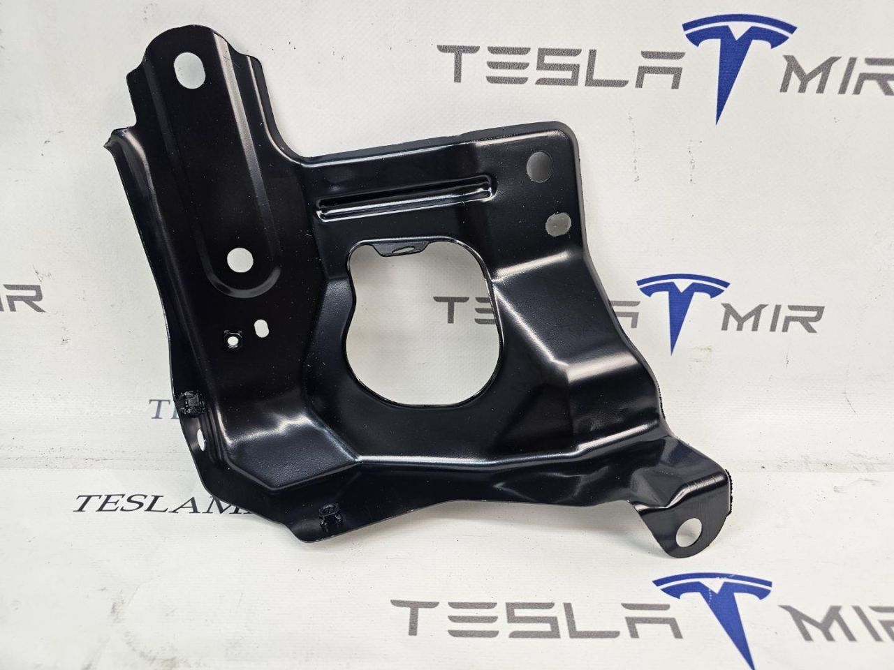 крепление ( кронштейн ) крыла Tesla Model Y 1 поколение 2021, 1487492-00, 1504590-S0 - фото №1