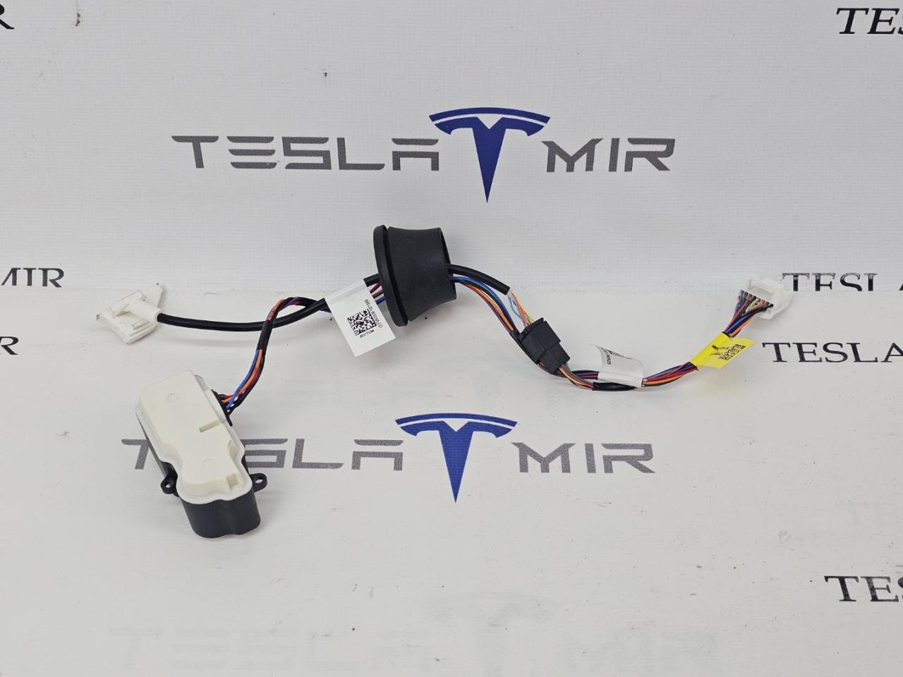 Люк порта зарядки с электроприводом в сборе Tesla Model Y 1 поколение 2025, 1900216-00, 132203300004B, 1730599-00, 1715102-10, 1900217-00, 2029538-00 - фото №1