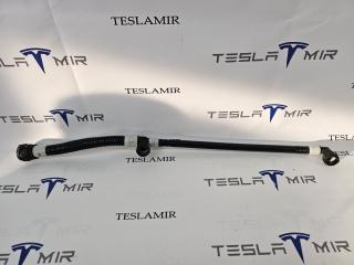 Патрубок системы охлаждения пластиковый передний правый Tesla Model 3 2 поколение 2024, 107757600