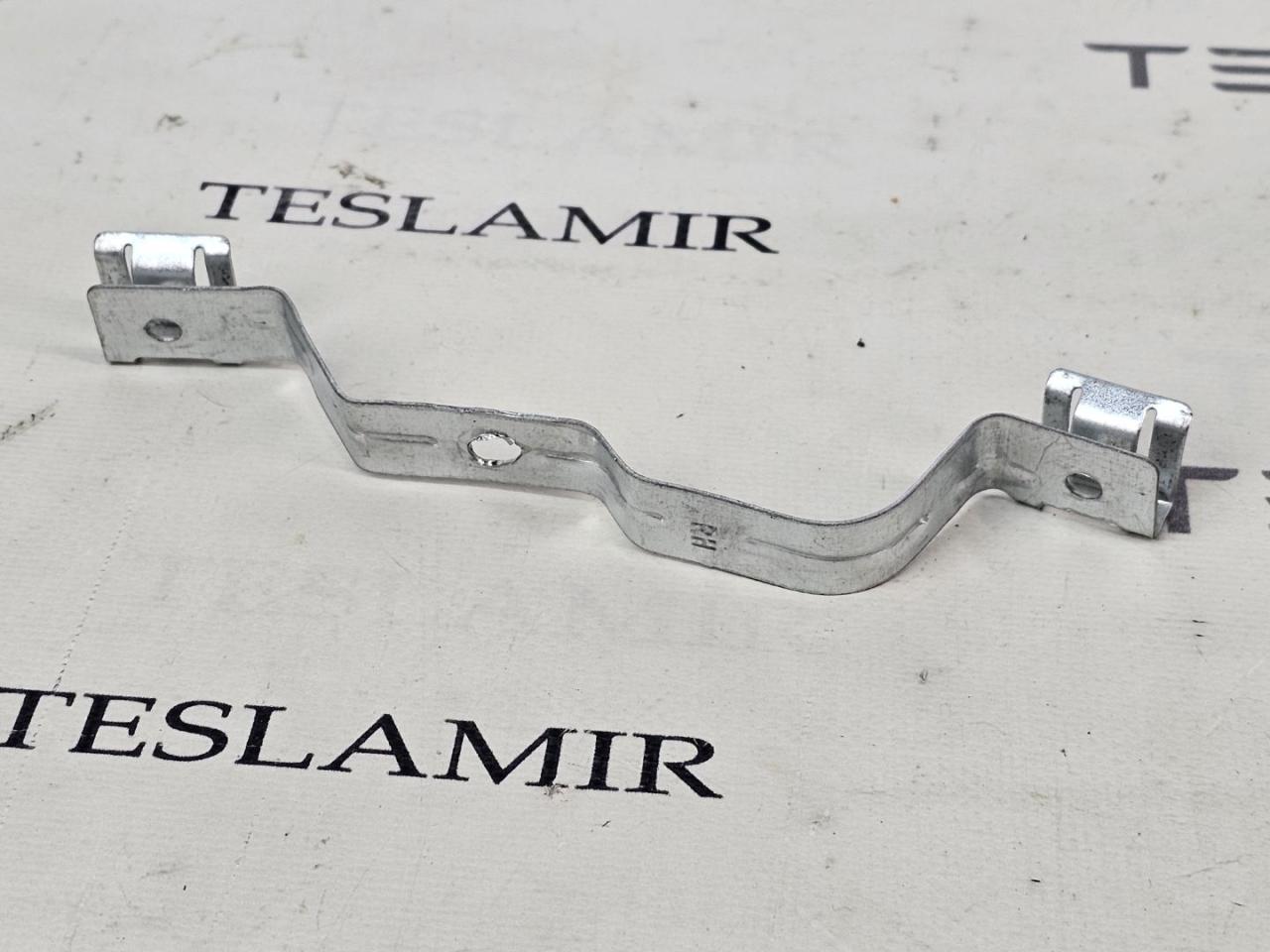 кронштейн крепления подкрылка переднего правого Tesla Model 3 1 поколение 2020, 1104541-00 - фото №1