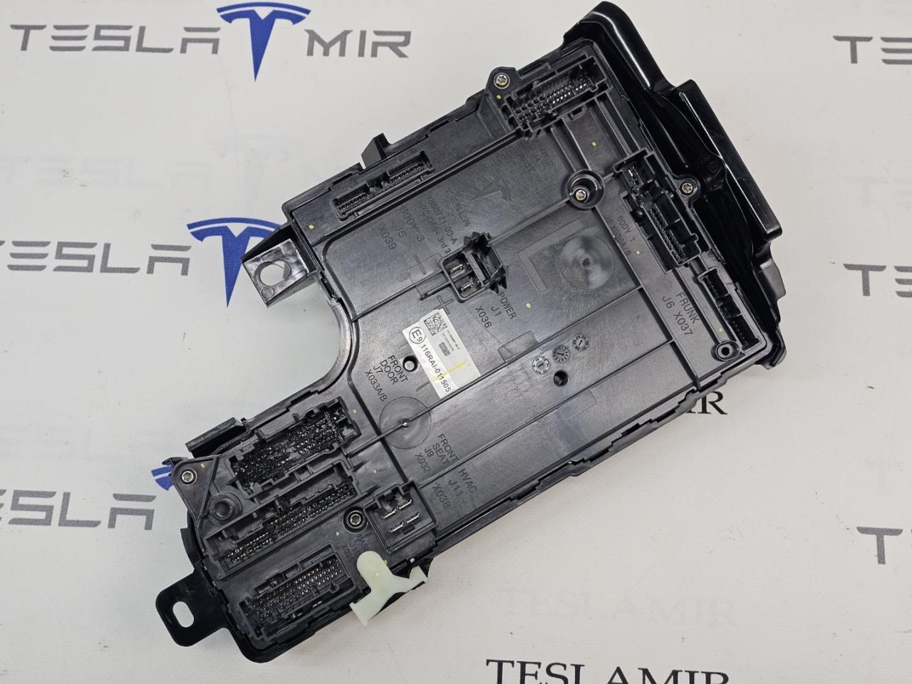 Блок управления BCM (бортовой сети) (Body Control Module) Боди Tesla Model Y 1 поколение 2025, 1899687-30, 1899687-39 - фото №1