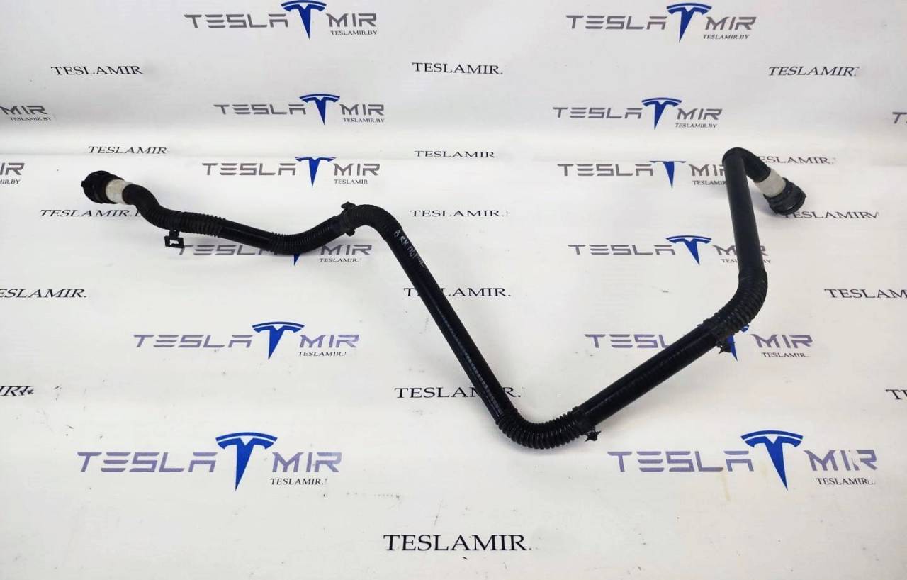 Патрубок системы охлаждения пластиковый Tesla Model 3 1 поколение 2019, 1077600-00 - фото №1